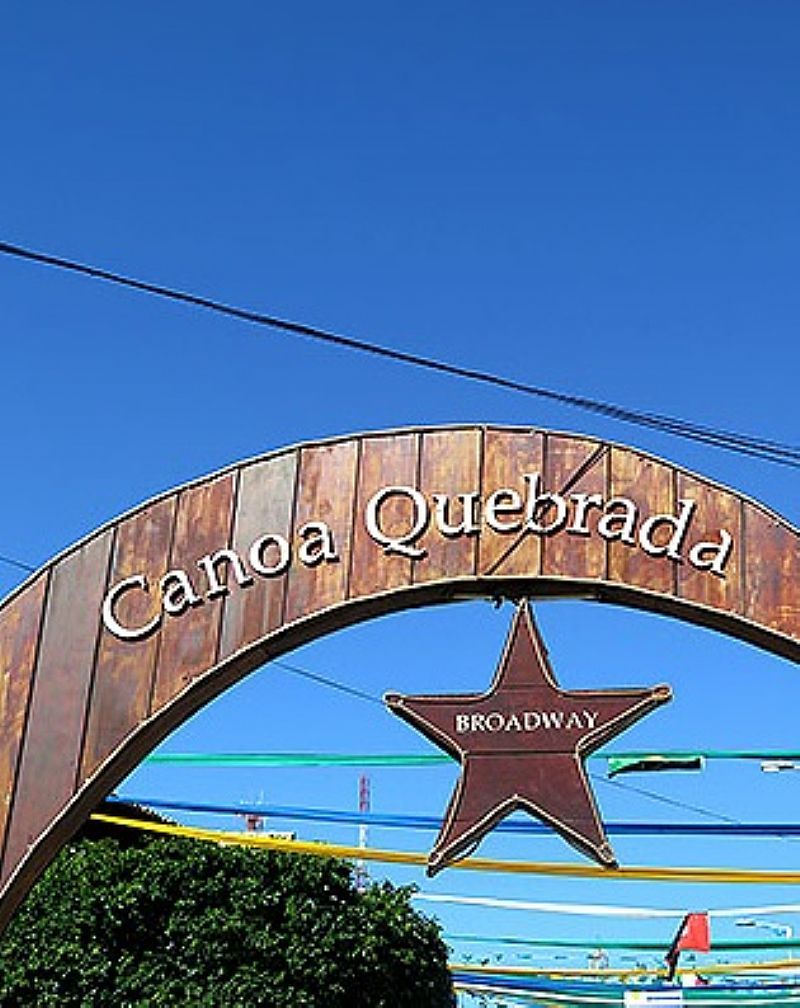 CANOA QUEBRADA-CE-PRTICO DE ENTRADA DA BROADWAY-FOTO:MATRAQUEANDO.  - CANOA QUEBRADA - CE