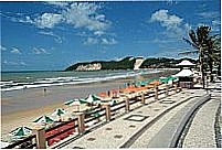 Calçadão na Praia de Ponta Negra com Morro do Careca ao fundo-Foto:Dicas-de-Turismo.