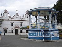 Igreja e Coreto na praça de Serrinha-Foto:Helio Queiroz