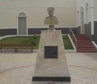 Novo Oriente - Busto de Sargento Hermínio na Praça da Igreja Matriz com nome em sua homenagem, Por George Aguiar