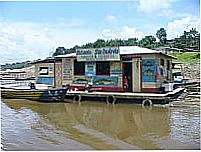 Casa comercial flutuante no rio Solimões em Amaturá-Foto:karabao