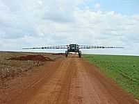 Chapadão do Céu - Máquina trabalhando na plantação de soja em Chapadão do Céi-Foto:Marco Senche