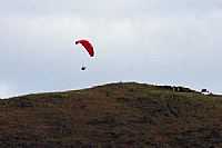 Iporá - Vôo de Parapente no Morro do Macaco em Iporá-GO-Foto:Joventino Neto