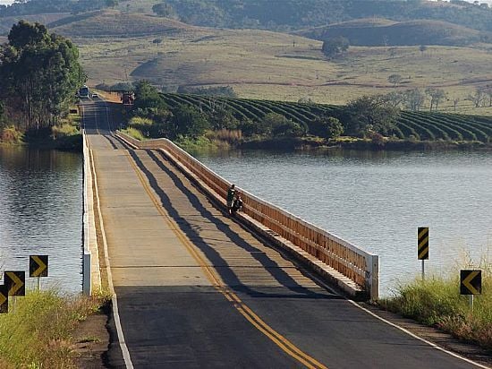 PONTE DAS AMORAS EM ALFENAS-FOTO:LUCIANO DUARTE E ELA - ALFENAS - MG