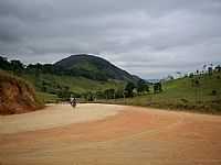 Boa União de Itabirinha - Boa União de Itabirinha-MG-Estrada de terra e montanhas da região-Foto:RUBINHO BARROSO