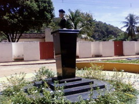 MONUMENTO DO CNEGO RAMIRO LEITE-FOTO:RMULO HENOK - BREJO DO AMPARO - MG