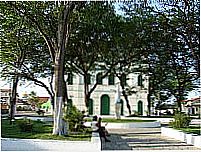 Praça e Igreja Matriz de Alcobaça-Foto:Serneiva
