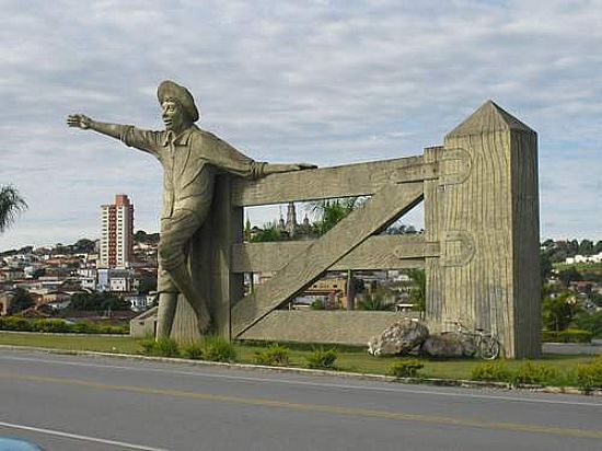 ESTTUA DO MENINO DA PORTEIRA EM OURO FINO-FOTO:SOROCABA - OURO FINO - MG