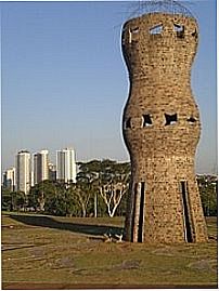 Monumento junto ao Parque dos Ind�genas-Foto:Paulo Yuji Takarada