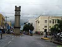 Três Lagoas - Três Lagoas-MS-Praça do Relógio e ao lado Prédio dos Correios-Foto:helder costa