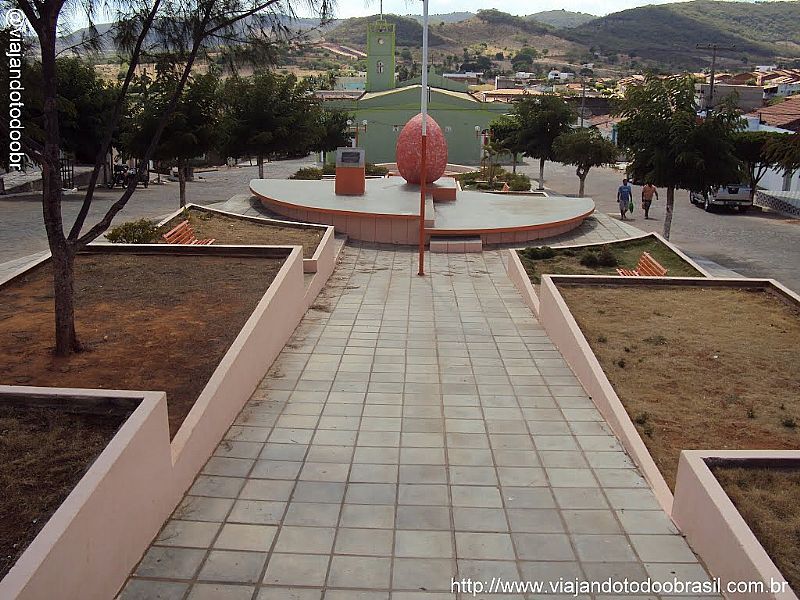 QUIXAB-PE-PRAA DO MONUMENTO ANTNIO PEREIRA DE CARVALHO-FOTO:SERGIO FALCETTI - QUIXAB - PE