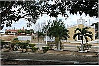 Praça , no fundo Igreja Assembléia de Deus e Igreja Católica , Alvorado do Gurguéia por walterfmota