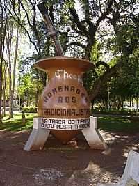 Francisco Beltrão - Francisco Beltrão-PR-Monumento aos Tradicionalistas na praça central-Foto:Renato Viana Albarra…
