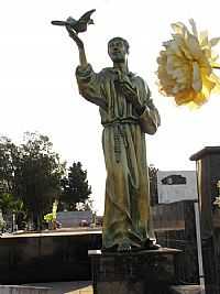 Ibiporã - Imagem de São Francisco no Cemitério de Ibiporã-Foto:Lorrayne