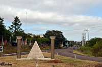 Quaraí - Quaraí-RS-Monumento Maçoníco no Trevo de acesso-Foto:Leirbag