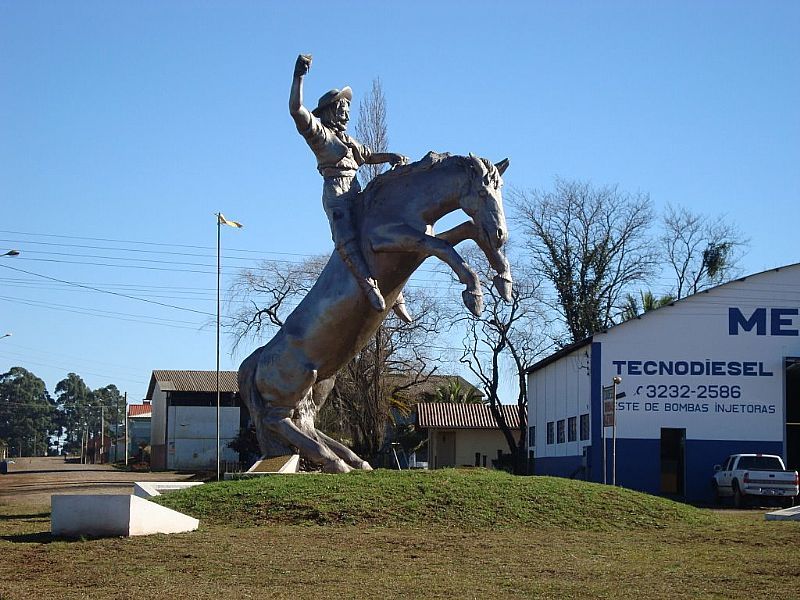 VACARIA-RS-MONUMENTO DO GACHO NO CAVALO BRAVO-FOTO:J CARLOS DE C. SILVA - VACARIA - RS