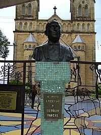 Lages - Busto em homenagem à Getúlio Vargas em Lages-Foto:Caio Graco Machado