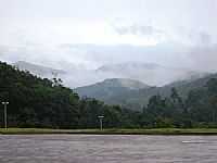Nova Trento - Rodovia e as montanhas de Nova Trento-SC-Foto:Romão
