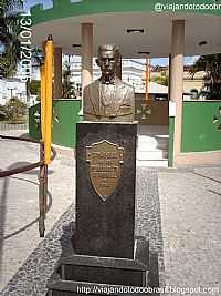 Simão Dias - Simão Dias-SE-Estátua em homenagem ao Dr.Pedro Barreto de Andrade-Foto:Sergio Falcetti