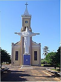 Praça João Soares- Na foto, Igreja Matriz São João Batista e Cristo