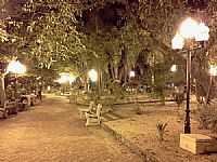 Cachoeira de Emas - Vista noturna da praça em Cachoeira de Emas-SP-Foto:lizab