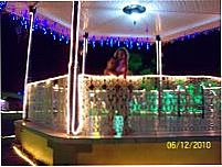 Praça da matriz, a noite, enfeitada com luzes para o natal., Por Raka Consuelo