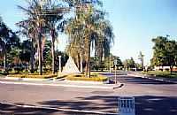Cosmópolis - Praça em frente a rodoviaria em Cosm[opolis por Charlie Mendonça