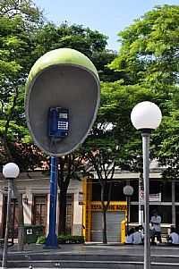 Itu - Itu-SP-Orelhão gigante na Praça da Matriz-Foto:Bety Cardoso