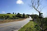 Pinhalzinho - Estrada ao lado da Represa de Pinhalzinho-Foto:Ernandes C Santos