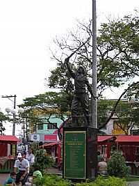 Suzano - Monumento na Praça dos Expedicionários em Suzano-Foto:adilson.ball