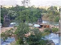 Lavandeira - Colunas da antiga ponte em Lavandeira-TO-Foto:Dimas Justo