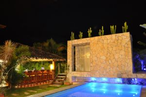 Piscina com bar ao fundo
