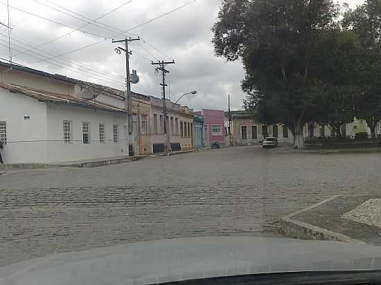 SO GONALO DOS CAMPOS-BA-CASARIO NA PRAA-FOTO:ANDRE L. S. LACERDA - SO GONALO DOS CAMPOS - BA