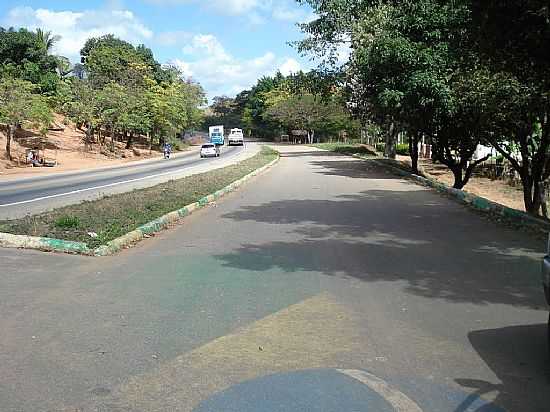 CHONIN DE BAIXO-MG-RODOVIA CORTANDO A CIDADE-FOTO:IZAIDES - CHONIN DE BAIXO - MG