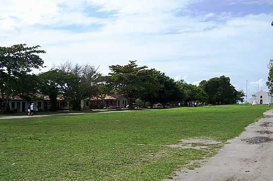 CAMPO DE FUTEBOL E IGREJA NO QUADRADO DE TRANCOSO-BA-FOTO:CLAUDIOBARATA - TRANCOSO - BA