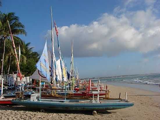 BARCOS NA PRAIA DE PORTO DE GALINHAS-PE-FOTO:E. B. BOAVENTURA - PORTO DE GALINHAS - PE