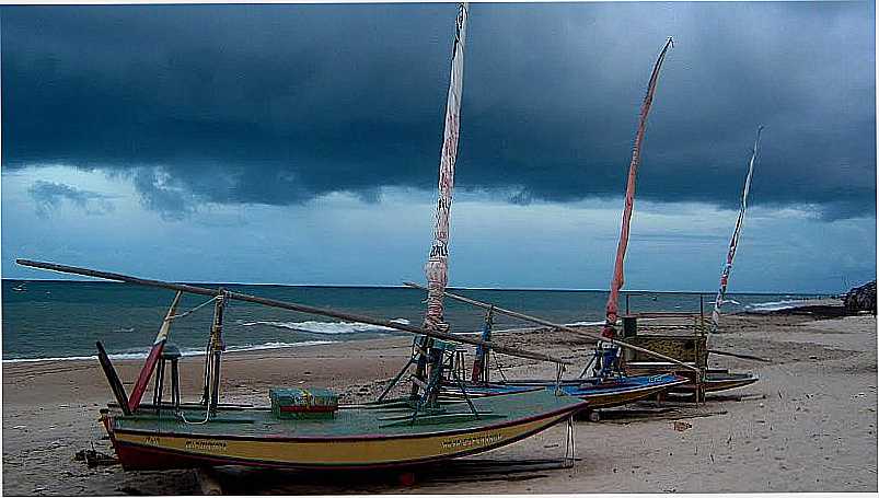 CANOA QUEBRADA-CE-BARCOS PESQUEIROS NA PRAIA-FOTO:ARAGO - CANOA QUEBRADA - CE