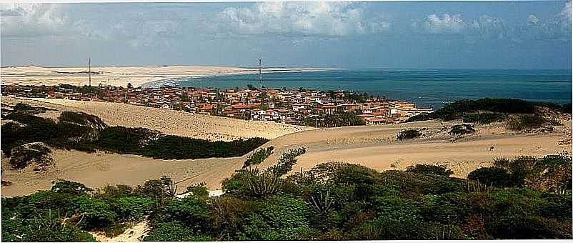 CANOA QUEBRADA-CE-DUNAS COM VEGETAO E O POVOADO-FOTO:ARAGO - CANOA QUEBRADA - CE