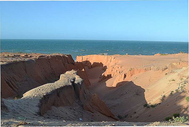 CANOA QUEBRADA-CE-EROSO EM FALSIAS NA PRAIA-FOTO:JOO HENRIQUE ROSA  - CANOA QUEBRADA - CE