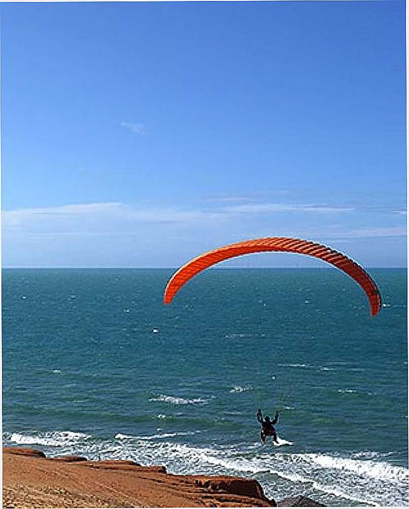CANOA QUEBRADA-CE-PARAPENTE NA PRAIA-FOTO:MATRAQUEANDO. - CANOA QUEBRADA - CE