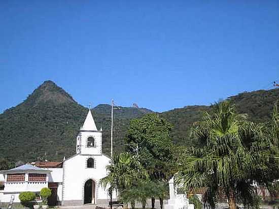 IGREJA COM PICO DO PAPAGAIO AO FUNDO-FOTO:MARCELO PARISE PETAZ - ILHA GRANDE - RJ