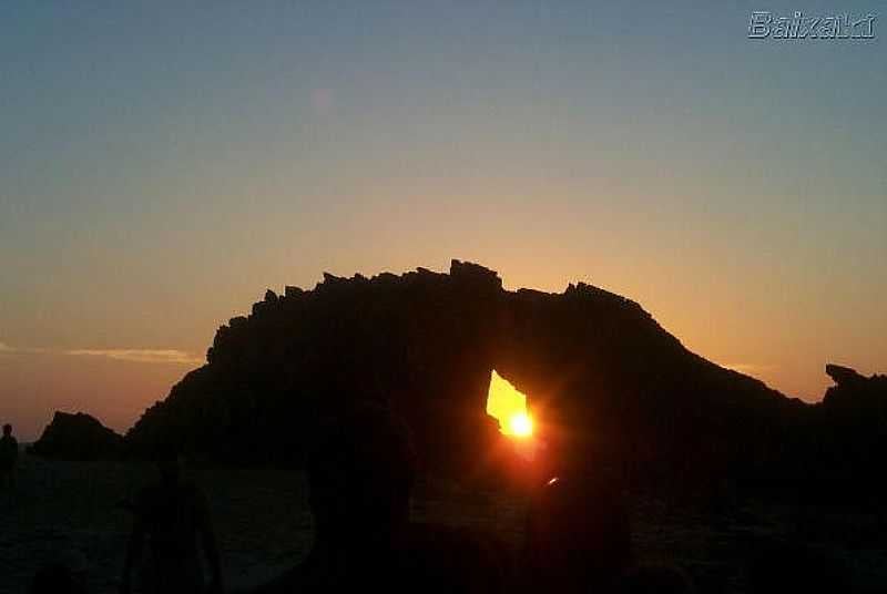 JERICOACOARA-CE-PR DO SOL NA PEDRA FURADA-FOTO:LETICIA CORREIA VERAS SOARES - JERICOACOARA - CE