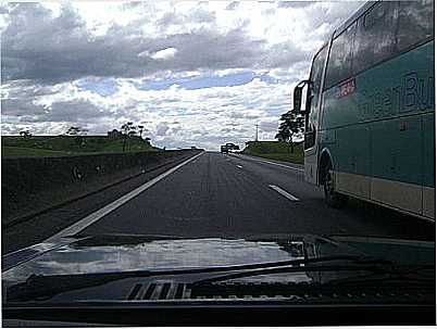 VIA DUTRA CHEGANDO NO TREVO DE CACHOEIRA PAULISTA-FOTO:EULERGBARBOSA  - CACHOEIRA PAULISTA - MG