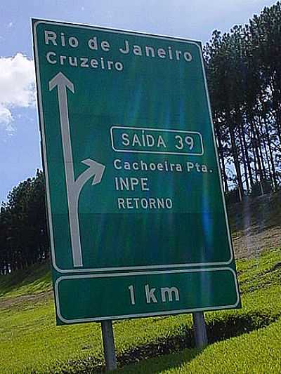PLACA DE SINALOZAO NA DUTRA-FOTO:RAFAEL HOLANDA - CACHOEIRA PAULISTA - MG