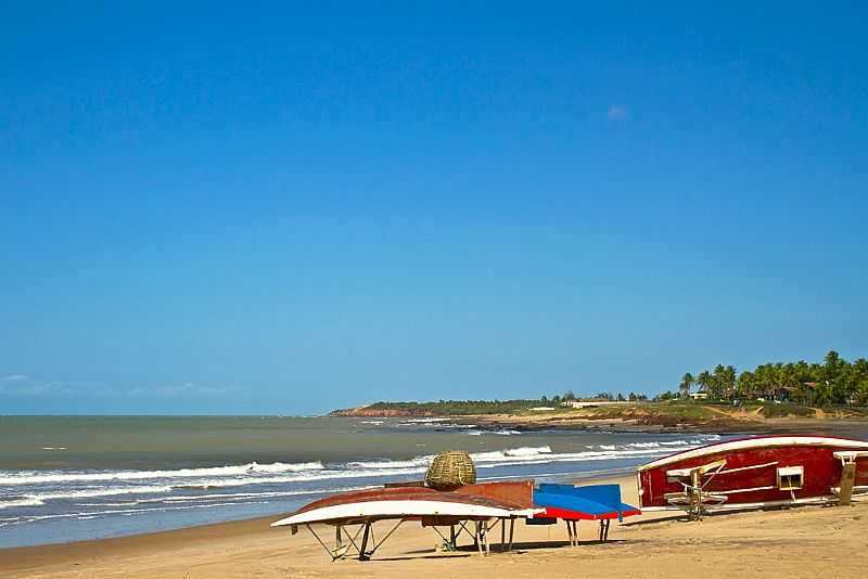 SO MIGUEL DO GOSTOSO-RN-CANOAS NA PRAIA-FOTO:THYRONE - SO MIGUEL DO GOSTOSO - RN