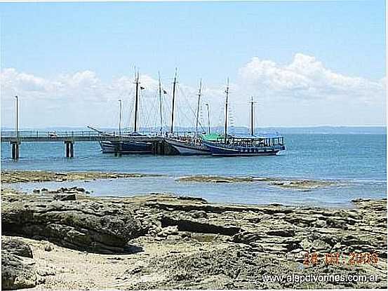 BARCOS ATRACADOS NA ILHA DOS FRADES-BA-FOTO:ALEPOLVORINES - ILHA DOS FRADES - BA