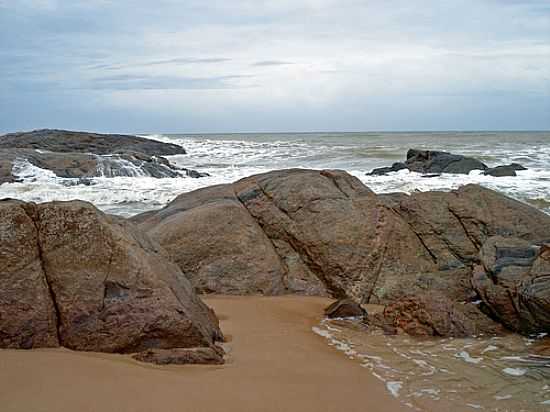 ROCHAS NA PRAIA EM COSTA DO SAUPE-BA-FOTO:LUCIO G. LOBO JNIOR - COSTA DO SAUIPE - BA