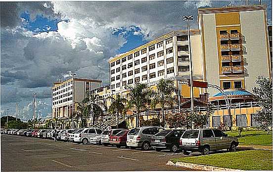 AVENIDA DE SUDOESTE OCTOGONAL-DF-FOTO:TURISMOPELOBRASIL.NET - SUDOESTE OCTOGONAL - DF