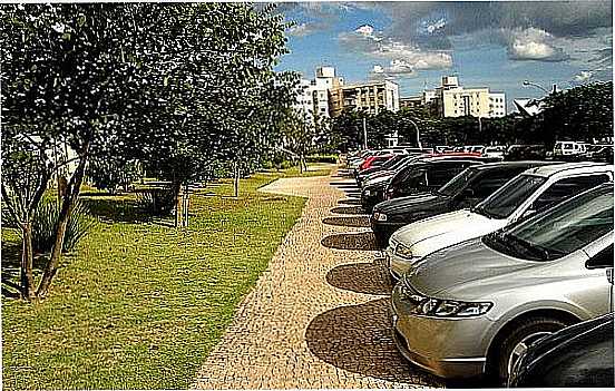 AVENIDA DE SUDOESTE OCTOGONAL-DF-FOTO:TURISMOPELOBRASIL.NET - SUDOESTE OCTOGONAL - DF