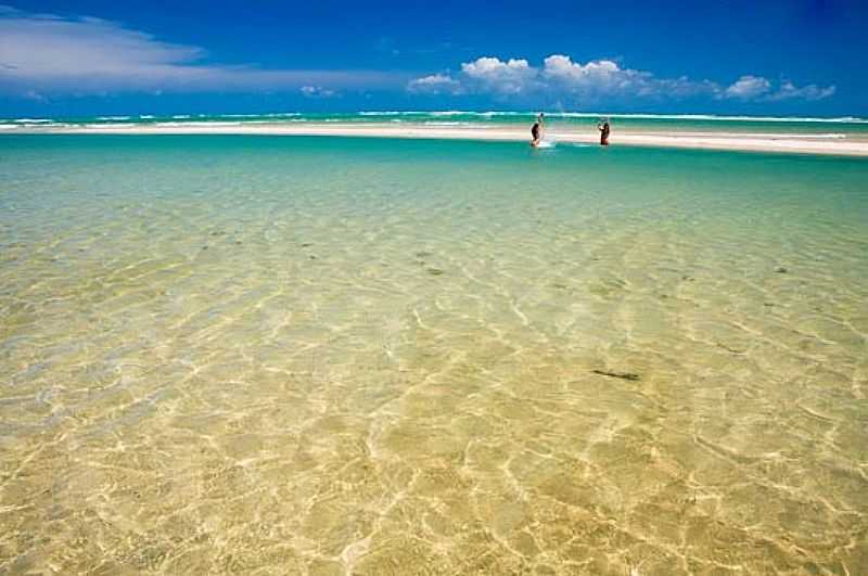 GUAS BELAS(PRAIA)-CE-GUAS CRISTALINAS NA PRAIA-FOTO:GNTUR.COM.BR/TURISMO - GUAS BELAS (PRAIA) - CE